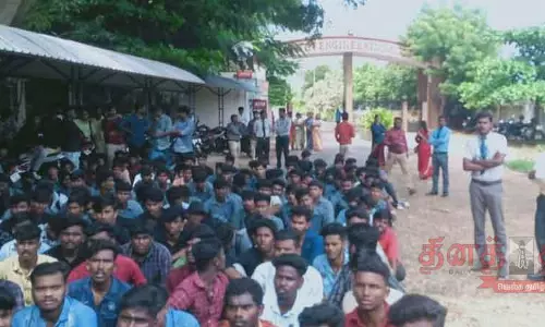 தனியார் கல்லூரி முதல்வரை கண்டித்து மாணவர்கள் போராட்டம்