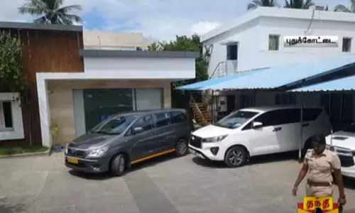 அரசு ஒப்பந்ததாரருக்கு சொந்தமான இடங்களில் தொடர்ந்து 3-வது நாளாக சோதனை - அதிகாரிகள் கிடுக்குப்பிடி விசாரணை அரசு ஒப்பந்ததாரருக்கு சொந்தமான இடங்களில் தொடர்ந்து 3-வது நாளாக சோதனை - அதிகாரிகள் கிடுக்குப்பிடி விசாரணை