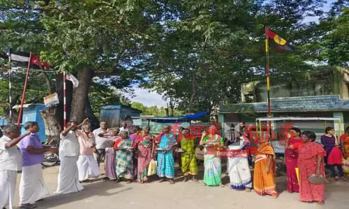 ஆனைமலையில், காலமுறை ஊதியம் வழங்கக்கோரி  சத்துணவு ஓய்வூதியர்கள் காலி தட்டுகள் ஏந்தி போராட்டம்