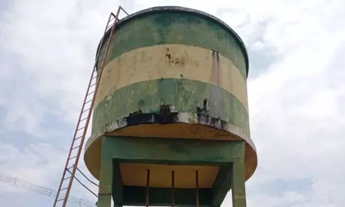 கங்கைகொண்டான் பேரூராட்சியில் இடிந்து விழும் நிலையில் மேல்நிலை நீர்த்தேக்க தொட்டி உயிர்ச்சேதம் ஏற்படும் முன் அகற்றப்படுமா? கங்கைகொண்டான் பேரூராட்சியில் இடிந்து விழும் நிலையில் மேல்நிலை நீர்த்தேக்க தொட்டி உயிர்ச்சேதம் ஏற்படும் முன் அகற்றப்படுமா?