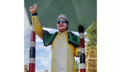 திட்டக்குடி அருகே எம்.ஜி.ஆர். சிலை சேதம்  போலீசார் விசாரணை