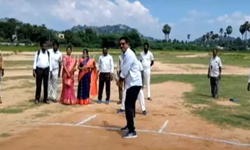 சுகாதாரப் பணியாளர்களுடன் கிரிக்கெட் விளையாடிய வேலூர் ஆட்சியர் சுகாதாரப் பணியாளர்களுடன் கிரிக்கெட் விளையாடிய வேலூர் ஆட்சியர்