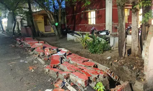 போடியில்  போலீஸ் நிலைய சுவர் இடிந்து விழுந்தது