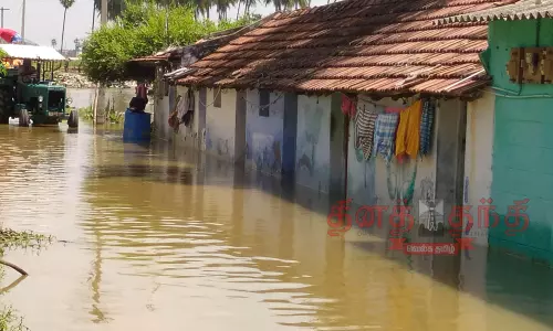 குமாரபாளையம் பகுதிகளில் மழை வெள்ளம் பாதிப்பு: 100 வீடுகளுக்குள் தண்ணீா் புகுந்தது குமாரபாளையம் பகுதிகளில் மழை வெள்ளம் பாதிப்பு: 100 வீடுகளுக்குள் தண்ணீா் புகுந்தது