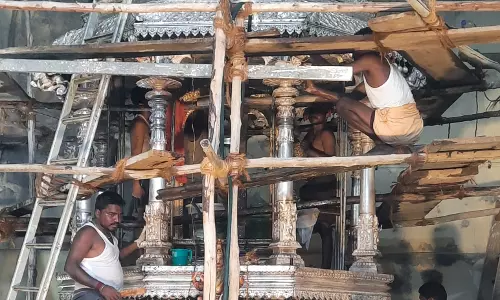 ராமேசுவரம் கோவிலில் அவசர கதியில் மெருகேற்றப்படும் வெள்ளித்தேர்