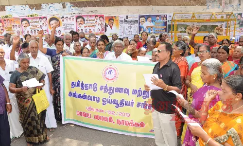 ஓய்வூதியர்கள் சங்கத்தினர் ஆர்ப்பாட்டம் ஓய்வூதியர்கள் சங்கத்தினர் ஆர்ப்பாட்டம்