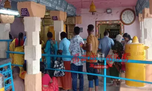 காரையார் சொரிமுத்து அய்யனார் கோவிலில் குவிந்த பக்தர்கள் காரையார் சொரிமுத்து அய்யனார் கோவிலில் குவிந்த பக்தர்கள்