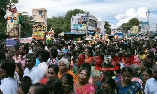 சிலைகளுடன் பக்தர்கள் ஊர்வலம் சிலைகளுடன் பக்தர்கள் ஊர்வலம்