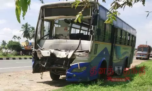 மகுடஞ்சாவடியில்  சரக்கு லாரி மீது பஸ் மோதியது;  டிரைவர் உள்பட 17 பேர் காயம்