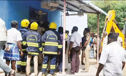 வீட்டை பூட்டிக்கொண்டு மாந்திரீக பூஜை செய்த போலீஸ்காரர் குடும்பம் - கதவை உடைத்து 6 பேர் மீட்பு...!