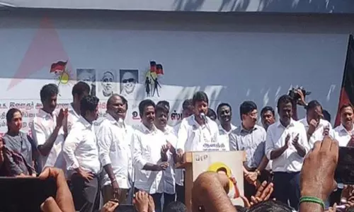 இந்தியை திணிக்க முயன்றால் டெல்லிக்கு சென்று போராடுவோம் -ஆர்ப்பாட்டத்தில் உதயநிதி ஸ்டாலின் பேச்சு இந்தியை திணிக்க முயன்றால் டெல்லிக்கு சென்று போராடுவோம் -ஆர்ப்பாட்டத்தில் உதயநிதி ஸ்டாலின் பேச்சு