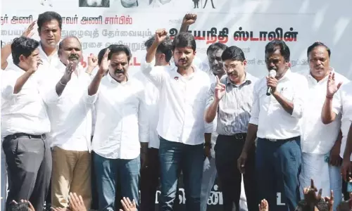 இந்தி திணிப்பு: தமிழகம் ழுழுவதும் திமுக இளைஞர் அணி சார்பில் கண்டன ஆர்ப்பாட்டம் இந்தி திணிப்பு: தமிழகம் ழுழுவதும் திமுக இளைஞர் அணி சார்பில் கண்டன ஆர்ப்பாட்டம்