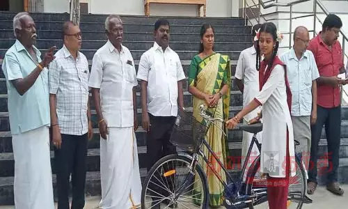 பள்ளி மாணவ-மாணவிகளுக்கு இலவச சைக்கிள் பள்ளி மாணவ-மாணவிகளுக்கு இலவச சைக்கிள்