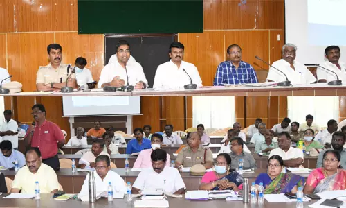 திருச்செந்தூர் வரும் பக்தர்கள் கோயிலில் தங்க கூடாது - கலெக்டர் அதிரடி திருச்செந்தூர் வரும் பக்தர்கள் கோயிலில் தங்க கூடாது - கலெக்டர் அதிரடி