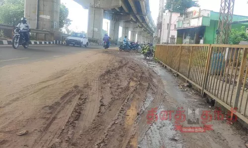 சேறும், சகதியுமான சாலையால் வாகன ஓட்டிகள் அவதி