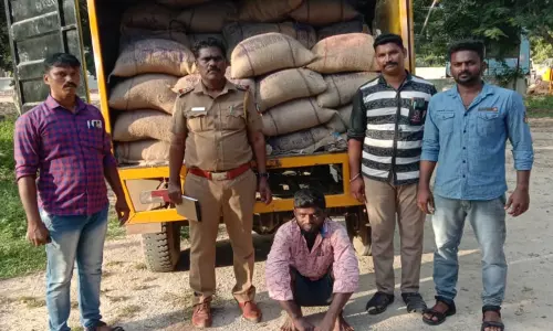 ஆந்திராவுக்கு மூட்டை மூட்டையாக ரேஷன் அரிசி கடத்தல் - போலீஸ் விசாரணை ஆந்திராவுக்கு மூட்டை மூட்டையாக ரேஷன் அரிசி கடத்தல் - போலீஸ் விசாரணை
