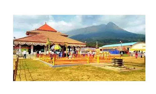 சிக்கமகளூருவில் தேவிரம்மன் கோவில் மலைக்கு செல்ல பக்தர்களுக்கு அனுமதி