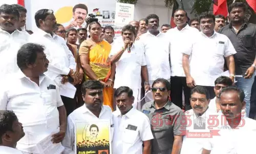 இந்தி திணிப்பை எதிர்த்து தி.மு.க. இளைஞரணி- மாணவரணியினர் ஆர்ப்பாட்டம் இந்தி திணிப்பை எதிர்த்து தி.மு.க. இளைஞரணி- மாணவரணியினர் ஆர்ப்பாட்டம்