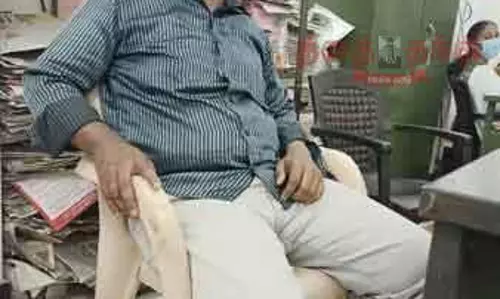 லஞ்சம் வாங்கிய பெண் ஊழியர் உள்பட 2 பேர் சிறையில் அடைப்பு