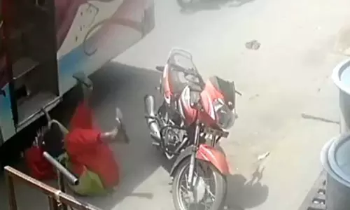 நெல்லிக்குப்பம் அருகே  ஓடும் பஸ்சில் இருந்து கைக்குழந்தையுடன் தவறி விழுந்த பெண்  வைரலாகும் வீடியோவால் பரபரப்பு