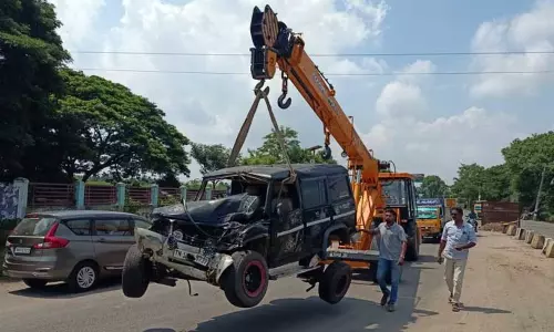 சிதம்பரம் அருகே மோட்டார் சைக்கிள் மீது கார் மோதல்; 2 பேர் பலி சிதம்பரம் அருகே மோட்டார் சைக்கிள் மீது கார் மோதல்; 2 பேர் பலி
