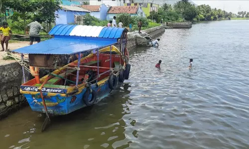 காவிரி ஆற்றில் வெள்ளம் நெரிஞ்சிப்பேட்டையில் படகு போக்குவரத்து- மின் உற்பத்தி நிறுத்தம் காவிரி ஆற்றில் வெள்ளம் நெரிஞ்சிப்பேட்டையில் படகு போக்குவரத்து- மின் உற்பத்தி நிறுத்தம்