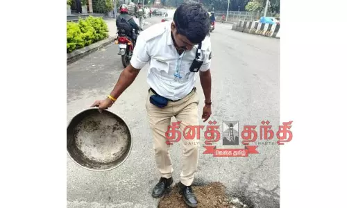 சாலை பள்ளத்தை சீரமைத்த போக்குவரத்து போலீஸ்காரர் சாலை பள்ளத்தை சீரமைத்த போக்குவரத்து போலீஸ்காரர்