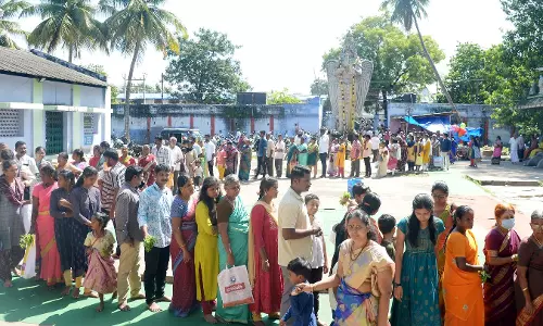 பெருமாள், ஆஞ்சநேயர் கோவில்களில் குவிந்த பக்தர்கள்; நீண்ட வரிசையில் காத்திருந்து தரிசனம்