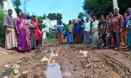 அடிப்படை வசதிகள் கோரி பொதுமக்கள் ஆர்ப்பாட்டம் அடிப்படை வசதிகள் கோரி பொதுமக்கள் ஆர்ப்பாட்டம்