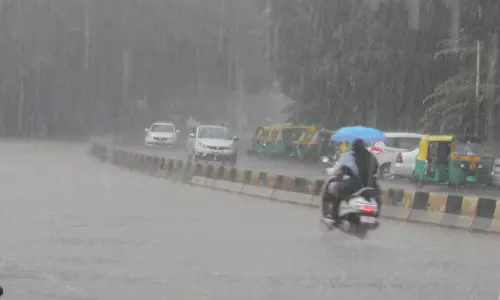 பெங்களூருவில் கனமழைக்கு மந்திரிகள் வீடுகள் முன்பு மழைநீர் தேங்கியது பெங்களூருவில் கனமழைக்கு மந்திரிகள் வீடுகள் முன்பு மழைநீர் தேங்கியது