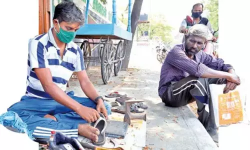 நாங்கள் தயாரிக்கும் காலணிகளை மக்கள் வாங்குவது இல்லை; காலணி தைக்கும் தொழிலாளிகள் வேதனை