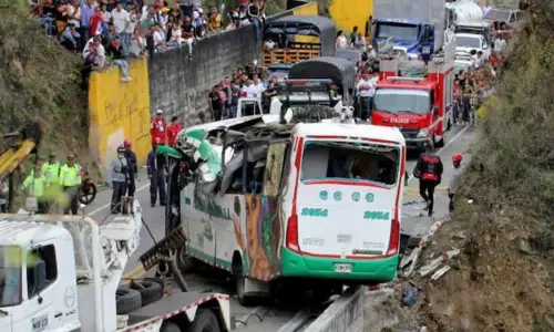 கொலம்பியாவில் பேருந்து கவிழ்ந்து விபத்து..! 20 பேர் உயிரிழந்த சோகம் கொலம்பியாவில் பேருந்து கவிழ்ந்து விபத்து..! 20 பேர் உயிரிழந்த சோகம்