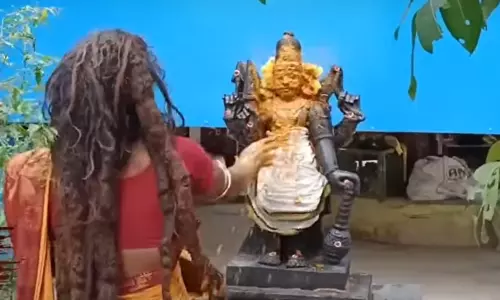 ஆக்கிரமிப்பு கோவில்: சுடுகாட்டிற்கு கொண்டுவர வேண்டும் என சாமி சிலைக்கு மிளகாய் பொடி அபிஷேகம் செய்த பெண்...! ஆக்கிரமிப்பு கோவில்: சுடுகாட்டிற்கு கொண்டுவர வேண்டும் என சாமி சிலைக்கு மிளகாய் பொடி அபிஷேகம் செய்த பெண்...!