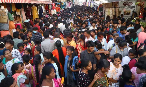 நெருங்கும் தீபாவளி.. புத்தாடை வாங்க தி.நகரில் அலைமோதிய மக்கள் கூட்டம் நெருங்கும் தீபாவளி.. புத்தாடை வாங்க தி.நகரில் அலைமோதிய மக்கள் கூட்டம்