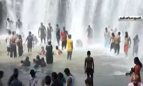 வார இறுதியை முன்னிட்டு திற்பரப்பு அருவியில் குவிந்த சுற்றுலா பயணிகள் வார இறுதியை முன்னிட்டு திற்பரப்பு அருவியில் குவிந்த சுற்றுலா பயணிகள்