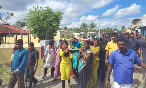 வயது மூப்பில் மூதாட்டி மரணம்; உடலை சுமந்து சென்ற பெண்கள்