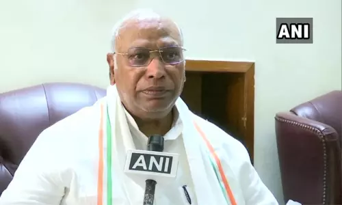 சோனியா காந்தி குடும்பத்தின் ஆலோசனை பெறுவதில் அவமானம் இல்லை: மல்லிகார்ஜுன கார்கே பேட்டி