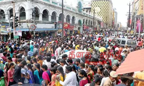 தீபாவளி பண்டிகையையொட்டி கோவை கடை வீதிகளில் குவியும் பொதுமக்கள்