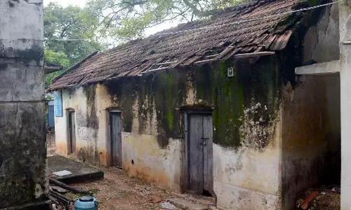 சேதமடைந்த அரசு பள்ளி கட்டிடங்கள் அகற்றப்படுமா?