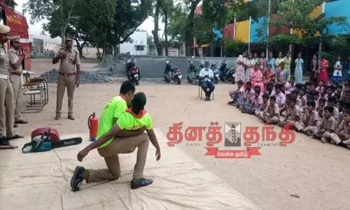 மாநகராட்சி பள்ளியில் தீயணைப்பு வீரர்கள் ஒத்திகை