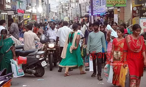 தீபாவளி பண்டிகையை முன்னிட்டு  நாமக்கல் கடைவீதியில் அலைமோதிய பொதுமக்கள் கூட்டம்