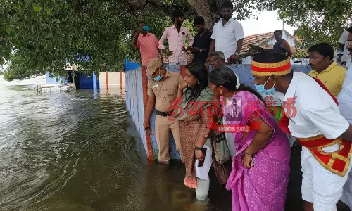 வெள்ளப்பெருக்கால் வீடுகளில் தண்ணீர் சூழ்ந்தது:  குமாரபாளையத்தில் 485 பேர் முகாம்களில் தங்க வைப்பு  அமைச்சர், கலெக்டர் நேரில் சென்று ஆறுதல்