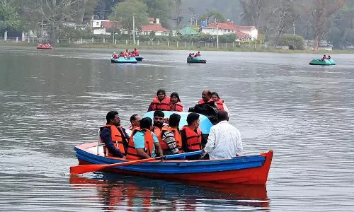 கொடைக்கானலில் குவிந்த சுற்றுலா பயணிகள் கொடைக்கானலில் குவிந்த சுற்றுலா பயணிகள்