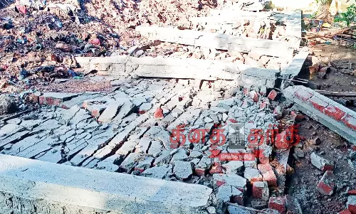 உசிலம்பட்டி அருகே கட்டப்பட்ட 2 நாளில் கனமழைக்கு அரசுப்பள்ளி புதிய சுற்றுச்சுவர் இடிந்தது