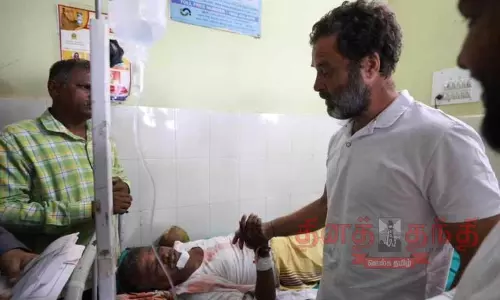 மின்சாரம் தாக்கி படுகாயம் அடைந்த காங்கிரஸ் தொண்டர்களுக்கு ராகுல்காந்தி நேரில் ஆறுதல்