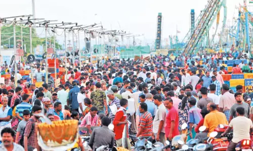 புரட்டாசி மாத சனிக்கிழமை முடிந்ததால் காசிமேட்டில் மீன் வாங்க பொதுமக்கள் குவிந்தனர்