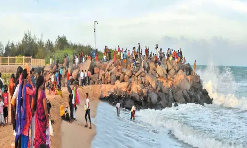 மாமல்லபுரத்தில் பாறை மீது ஏறி செல்பி எடுத்தவர்களுக்கு போலீசார் எச்சரிக்கை