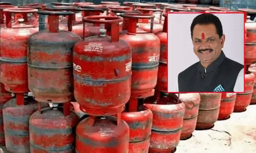 ஒவ்வொரு வீட்டுக்கும் ஆண்டுக்கு தலா 2 இலவச கியாஸ் சிலிண்டர்கள்:  குஜராத் அரசு முடிவு