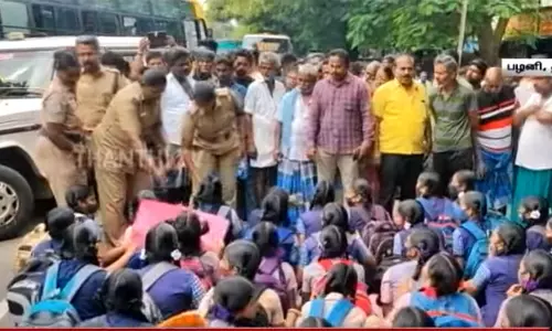 விடுதி காப்பாளரை மீண்டும் பணியமர்த்த கோரி பள்ளி மாணவிகள் சாலை மறியல் விடுதி காப்பாளரை மீண்டும் பணியமர்த்த கோரி பள்ளி மாணவிகள் சாலை மறியல்