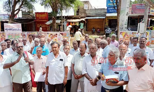 ஓய்வு பெற்ற அலுவலர் சங்கத்தினர் ஆர்ப்பாட்டம்